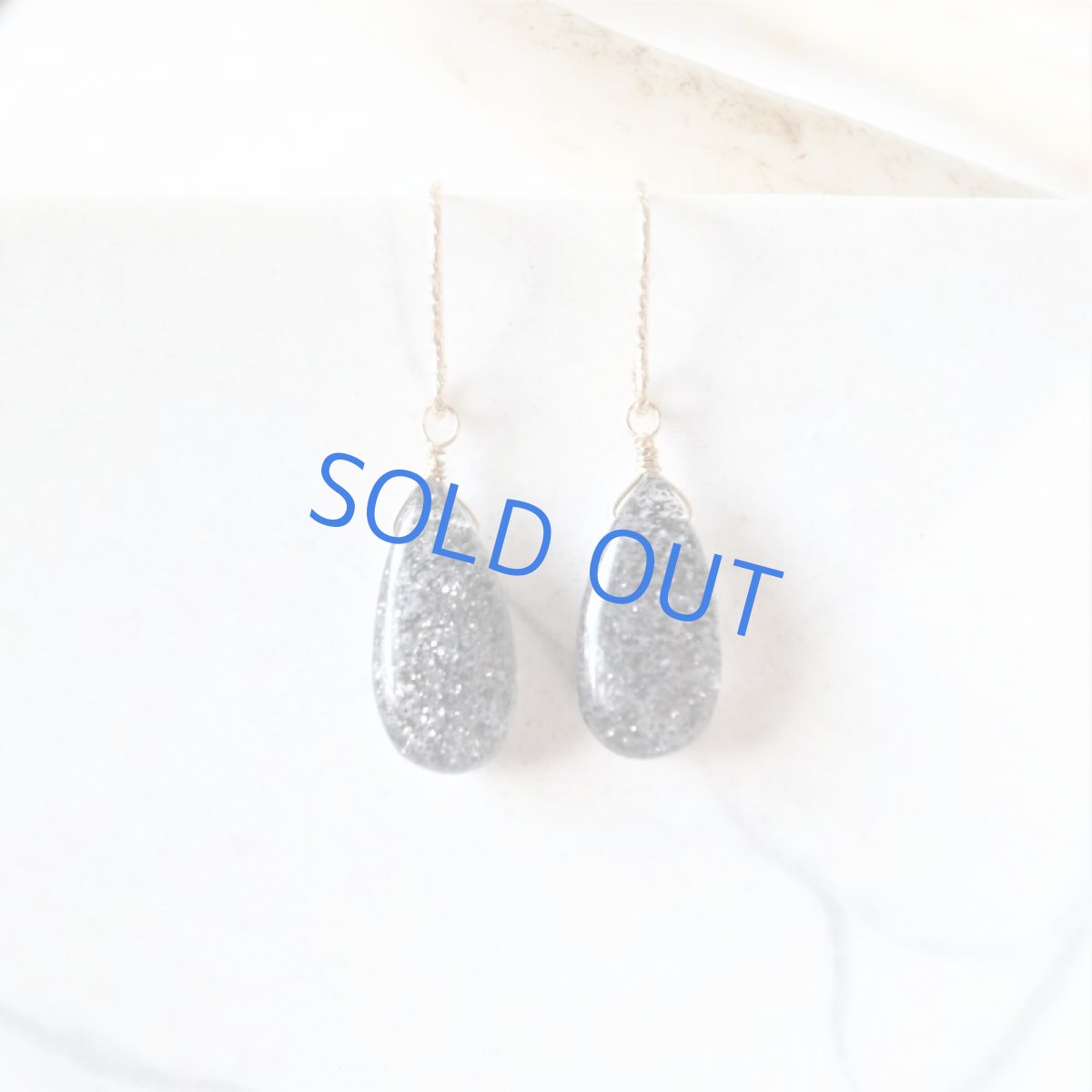 画像2: 半額SALE【在庫僅少・Mサイズ】インド産ブラックサンストーン　スムースペアシェイプ　サージカルステンレスピアス (2)