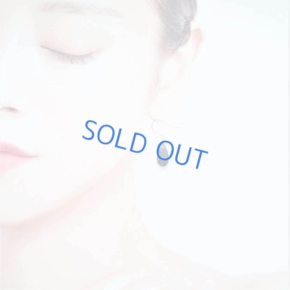 画像6: 半額SALE【在庫僅少・Mサイズ】インド産ブラックサンストーン　スムースペアシェイプ　サージカルステンレスピアス (6)