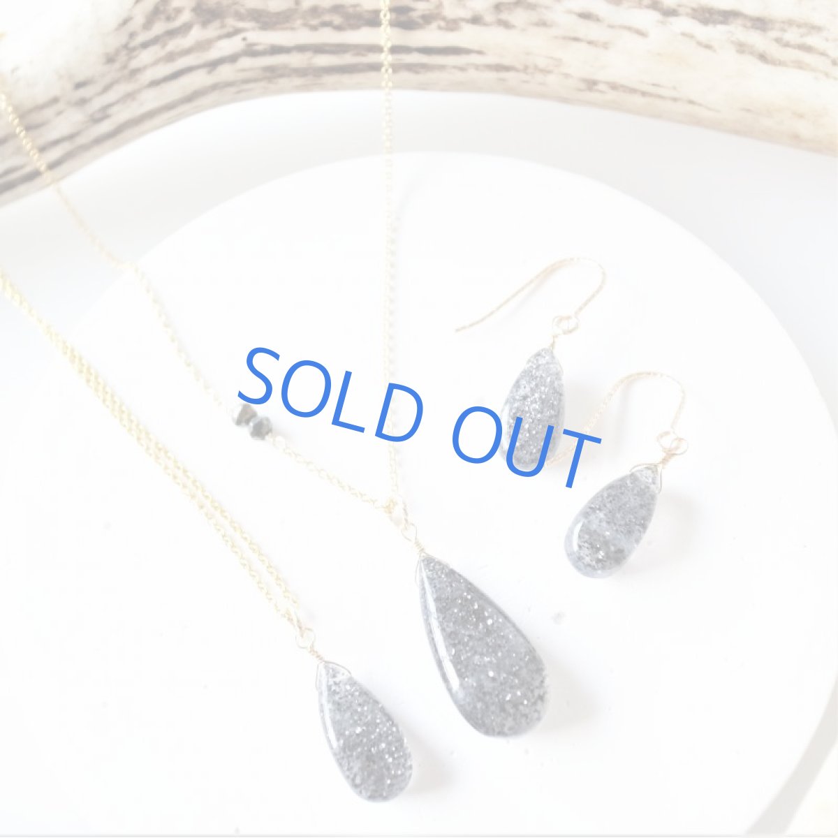 画像7: 半額SALE【在庫僅少・Mサイズ】インド産ブラックサンストーン　スムースペアシェイプ　サージカルステンレスピアス (7)