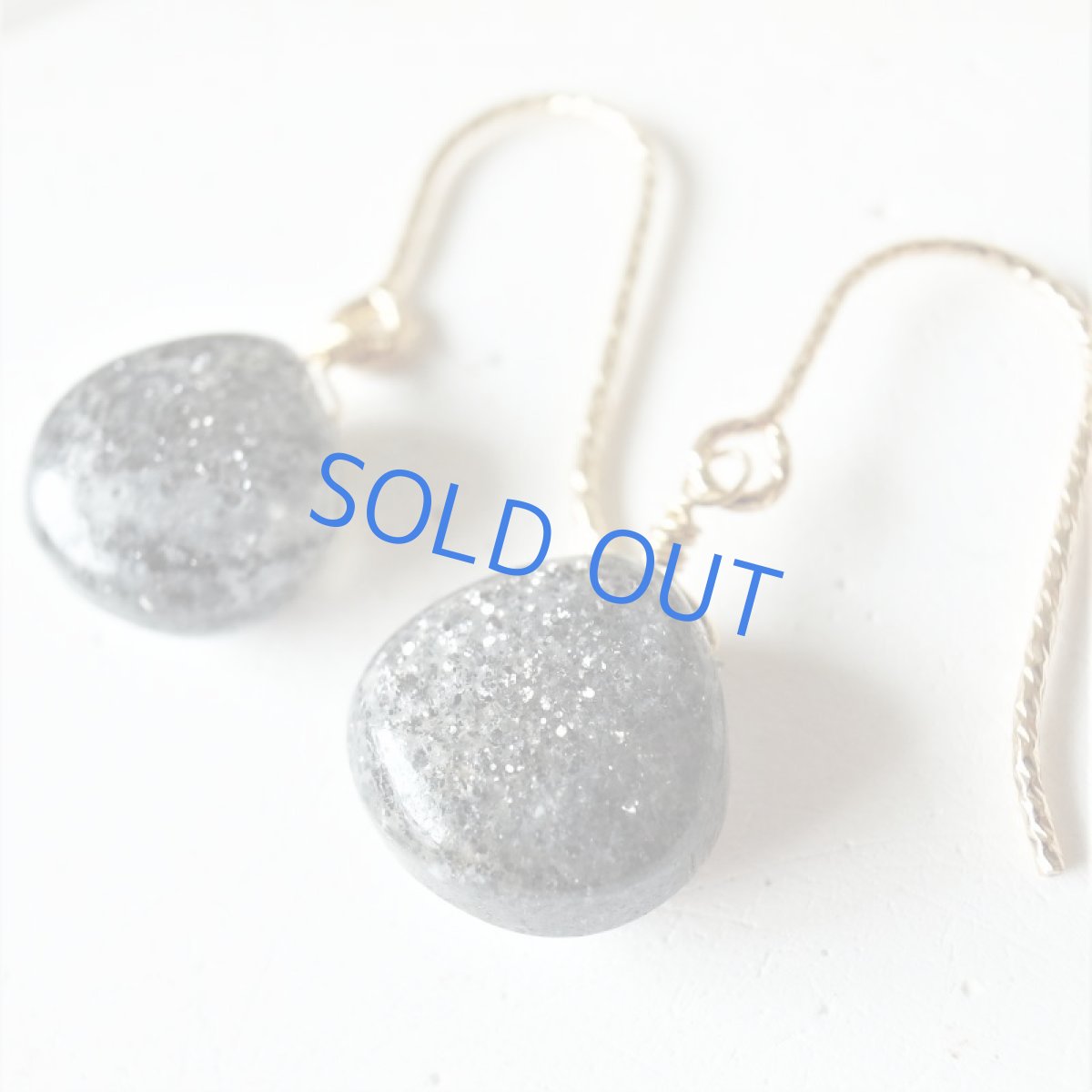 画像3: 半額SALE【イヤリング変更可・Mサイズ】インド産ブラックサンストーン　マロンシェイプ　サージカルステンレスピアス (3)