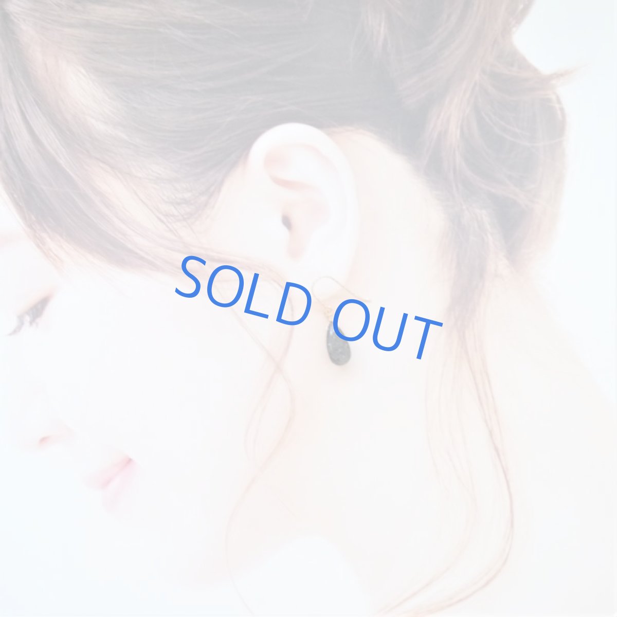 画像5: 半額SALE【在庫僅少・Mサイズ】インド産ブラックサンストーン　スムースペアシェイプ　サージカルステンレスピアス (5)