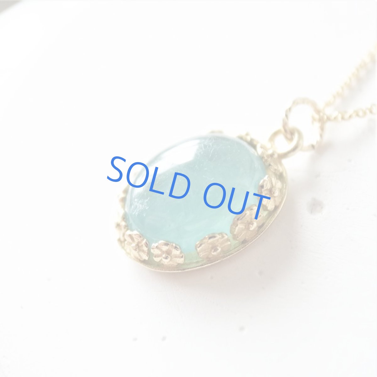 画像2: 【残り1・Lサイズ】世界十指の希少石　グランディディエライト　カボション　フラワー　サージカルステンレス40cmネックレス (2)