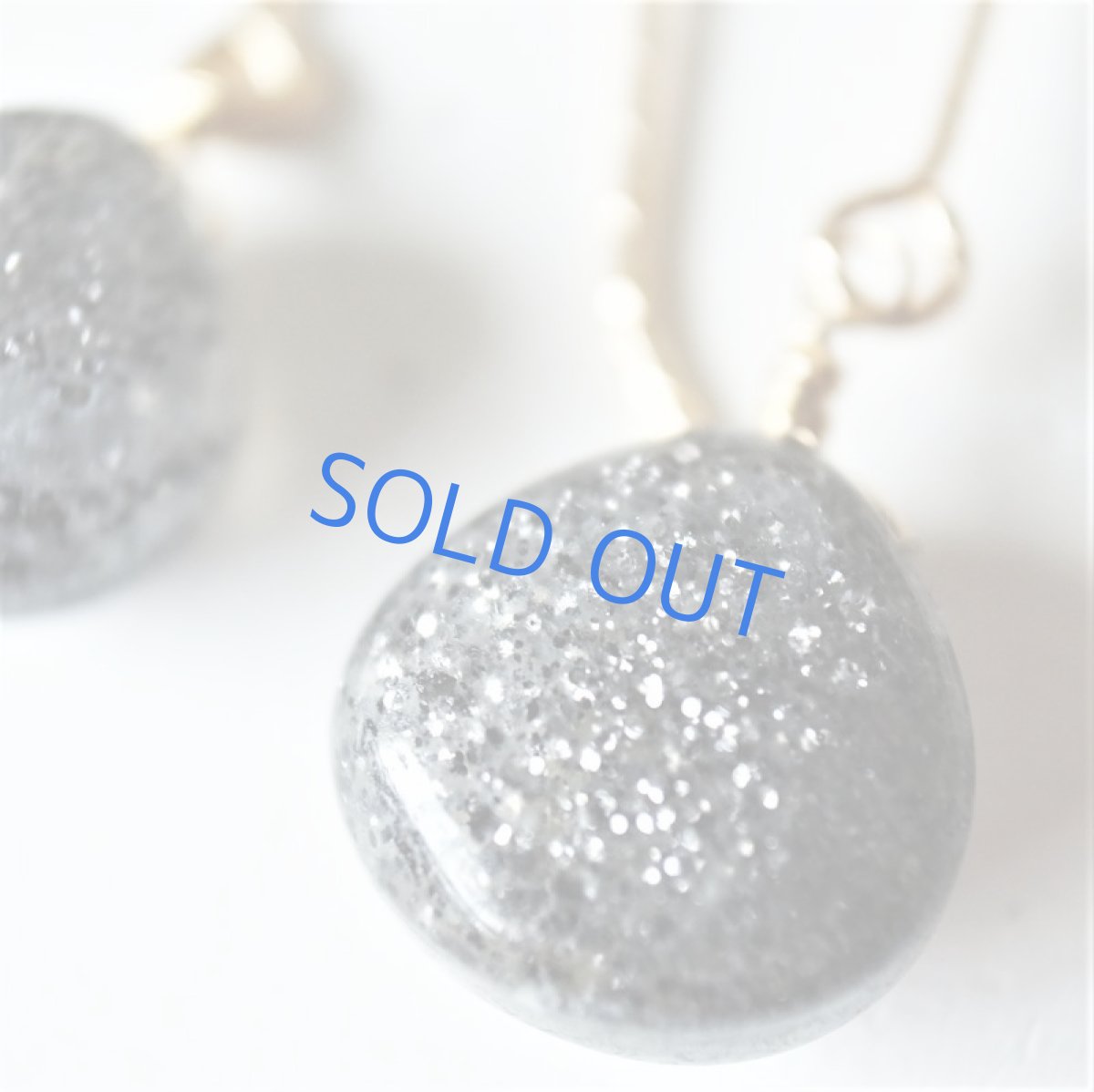 画像4: 半額SALE【イヤリング変更可・Mサイズ】インド産ブラックサンストーン　マロンシェイプ　サージカルステンレスピアス (4)