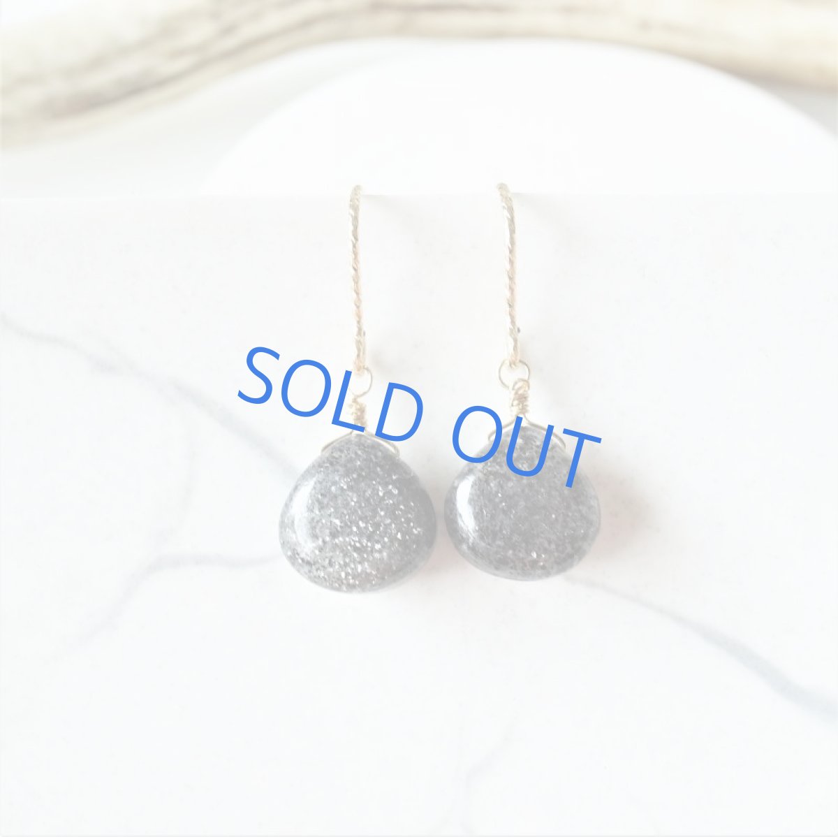 画像2: 半額SALE【イヤリング変更可・Mサイズ】インド産ブラックサンストーン　マロンシェイプ　サージカルステンレスピアス (2)