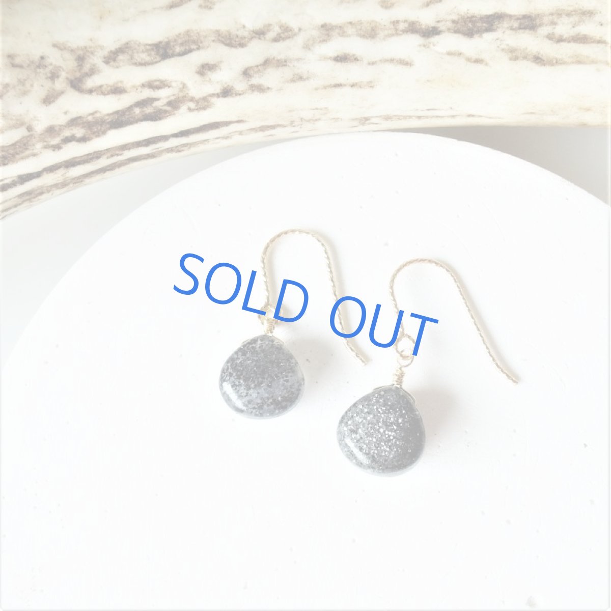 画像5: 半額SALE【イヤリング変更可・Mサイズ】インド産ブラックサンストーン　マロンシェイプ　サージカルステンレスピアス (5)