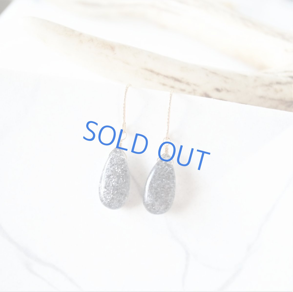 画像4: 半額SALE【在庫僅少・Mサイズ】インド産ブラックサンストーン　スムースペアシェイプ　サージカルステンレスピアス (4)