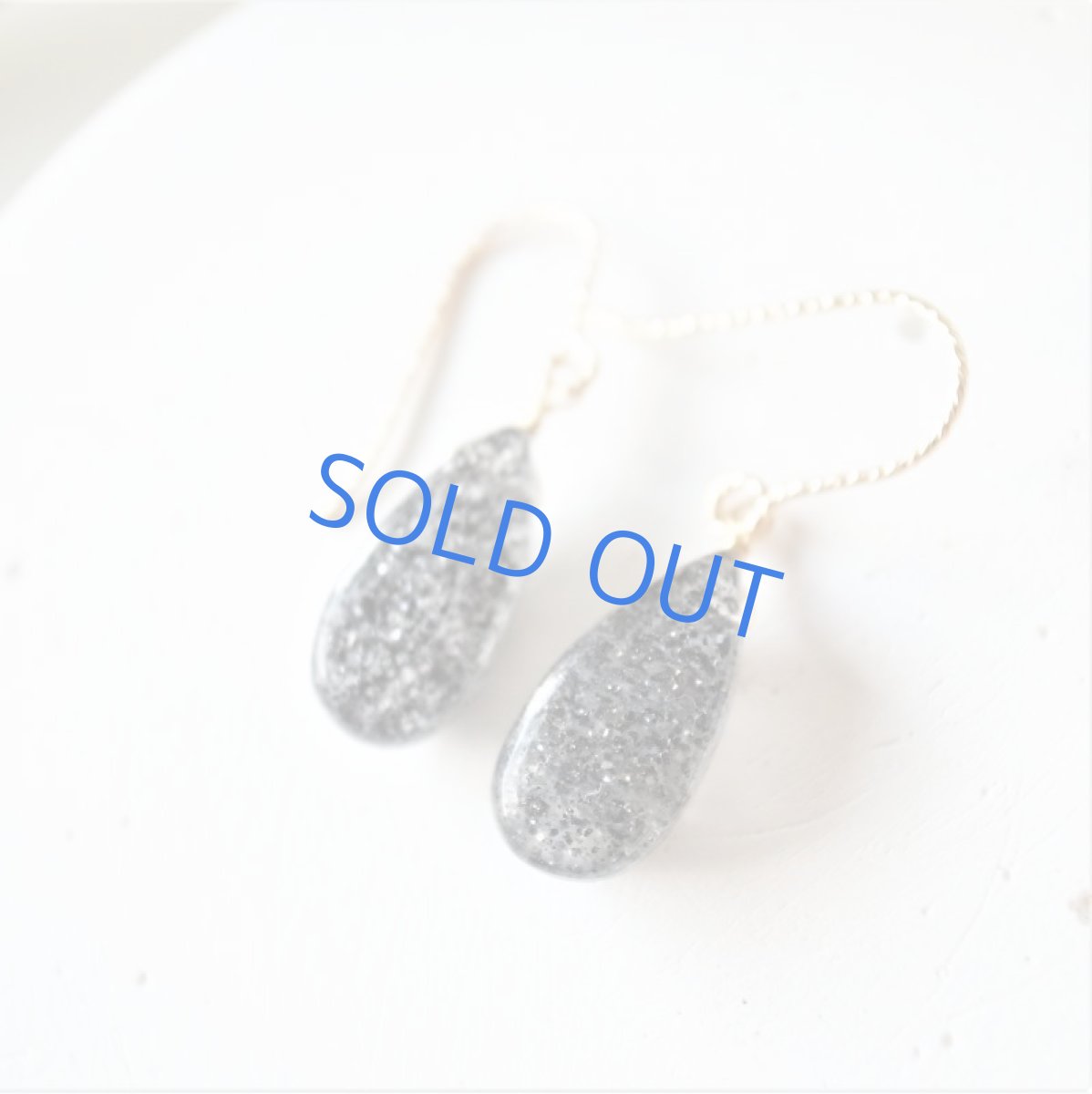 画像1: 半額SALE【在庫僅少・Mサイズ】インド産ブラックサンストーン　スムースペアシェイプ　サージカルステンレスピアス (1)