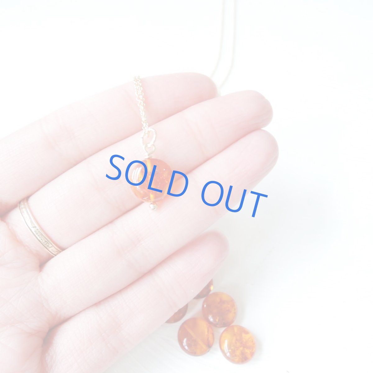 画像4: 半額SALE【残り5】バルティックアンバー(琥珀）　コイン　一粒　サージカルステンレスネックレス40cm  (4)