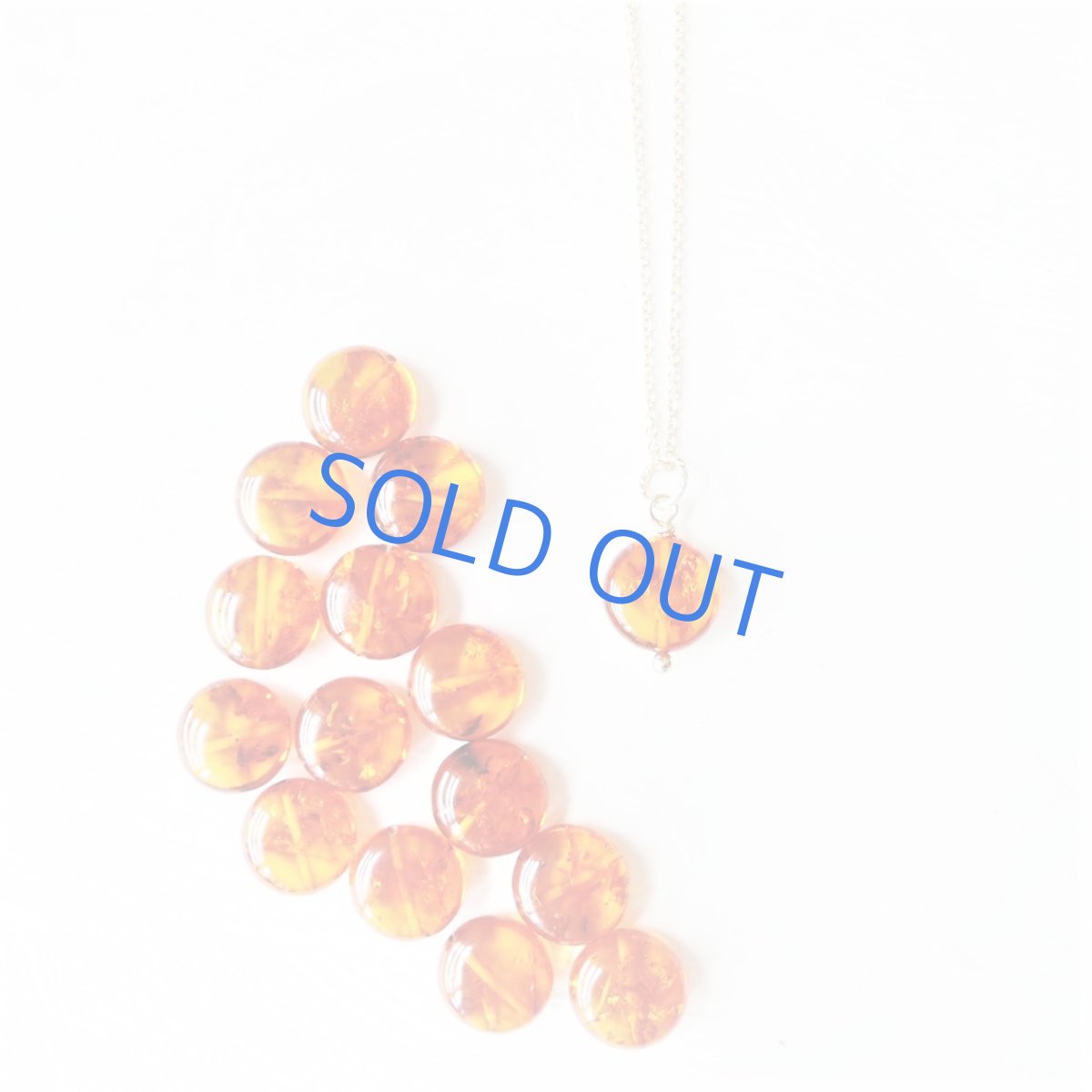 画像2: 半額SALE【残り5】バルティックアンバー(琥珀）　コイン　一粒　サージカルステンレスネックレス40cm  (2)