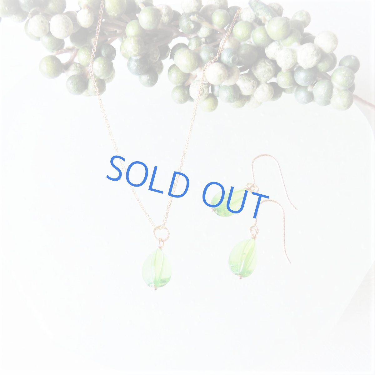 画像6: 半額SALE【イヤリング変更可・限定数のみ】鮮やかペリドットグリーン！　４Aランク　バルティック　グリーンアンバー　サージカルステンレスフックピアス (6)
