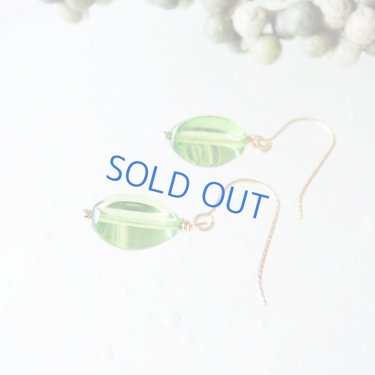 画像3: 半額SALE【イヤリング変更可・限定数のみ】鮮やかペリドットグリーン！　４Aランク　バルティック　グリーンアンバー　サージカルステンレスフックピアス (3)