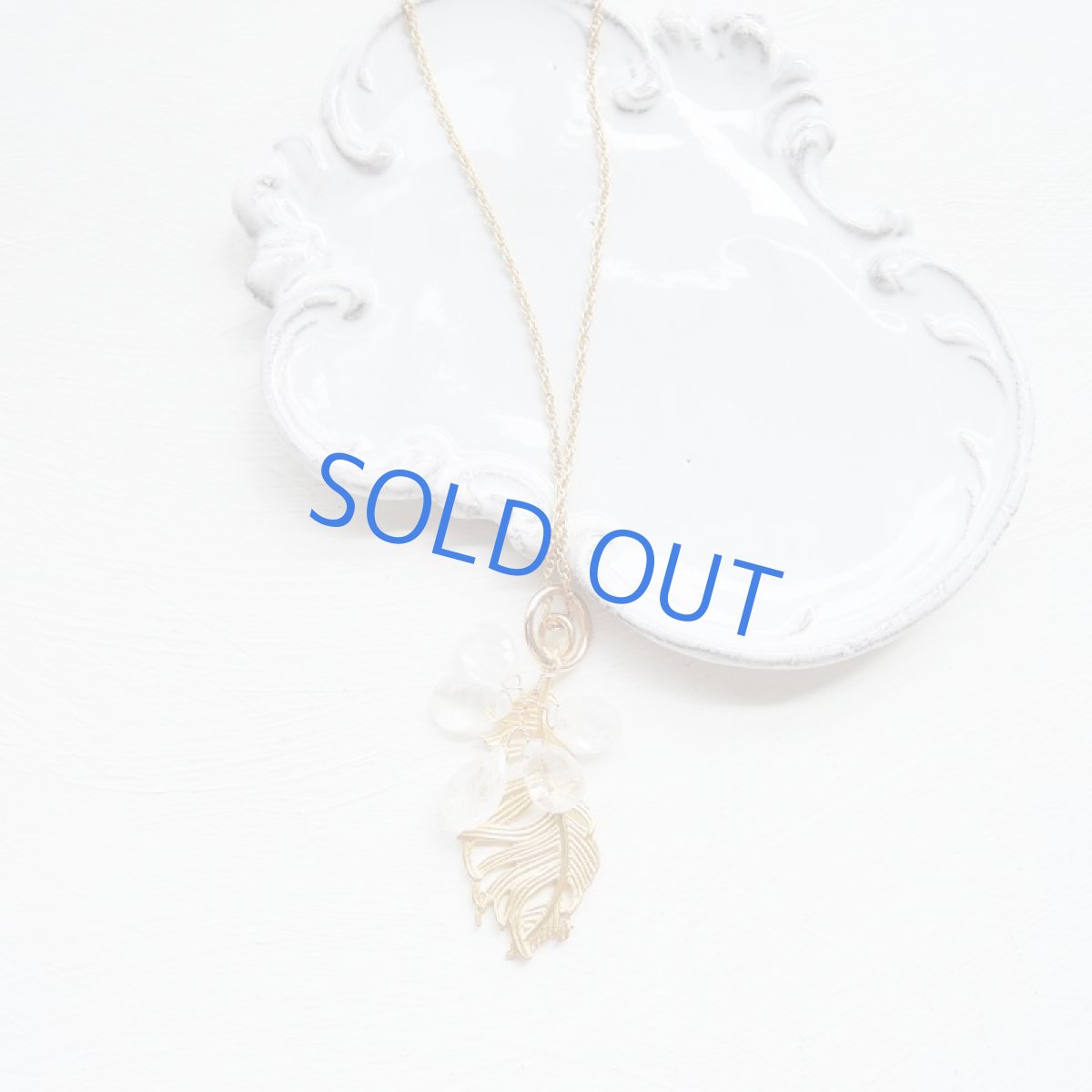 画像2: I・Eさま専用！レインボームーンストーンチャーム付き　フェザー　ロングネックレス (2)