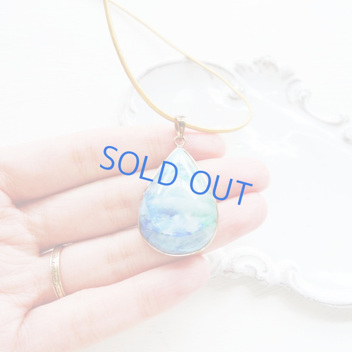 画像2: 【1点もの・A】希少石！超大粒　クァントムクアトロシリカ　ゴールド牛革コードロングネックレス (2)