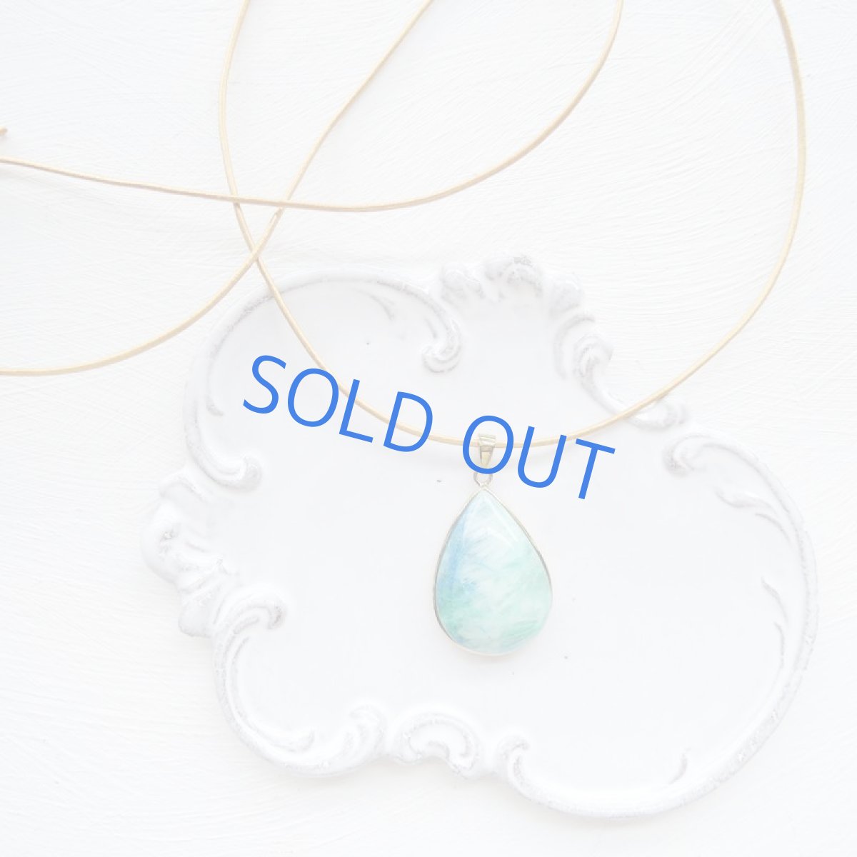 画像5: 【1点もの・B】希少石！超大粒　クァントムクアトロシリカ　ゴールド牛革コードロングネックレス (5)