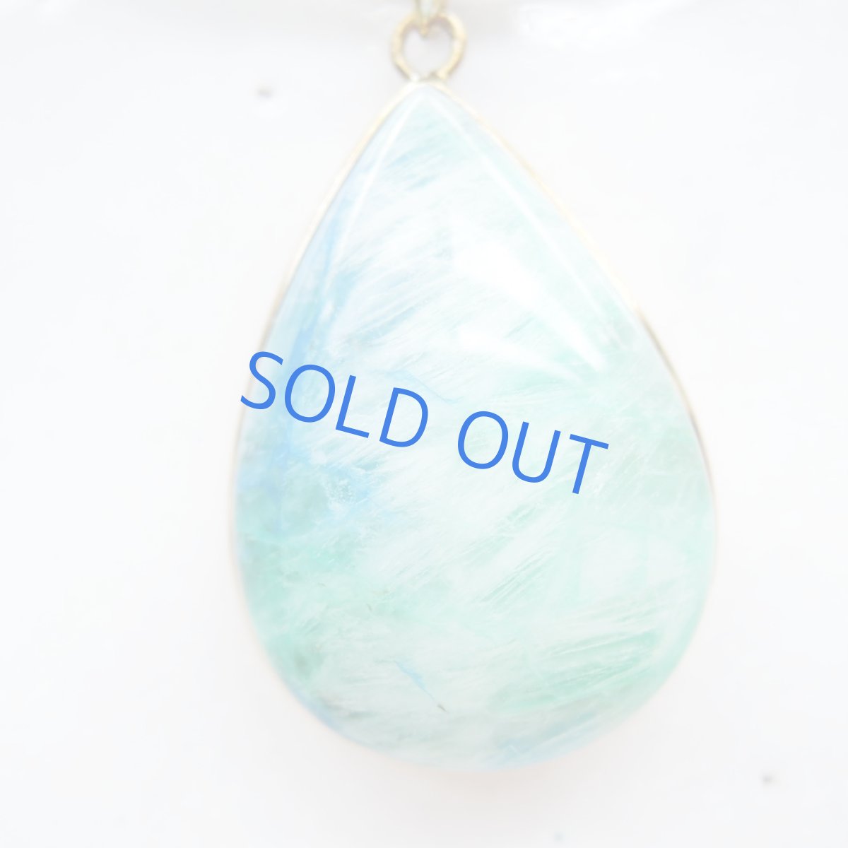 画像2: 【1点もの・B】希少石！超大粒　クァントムクアトロシリカ　ゴールド牛革コードロングネックレス (2)