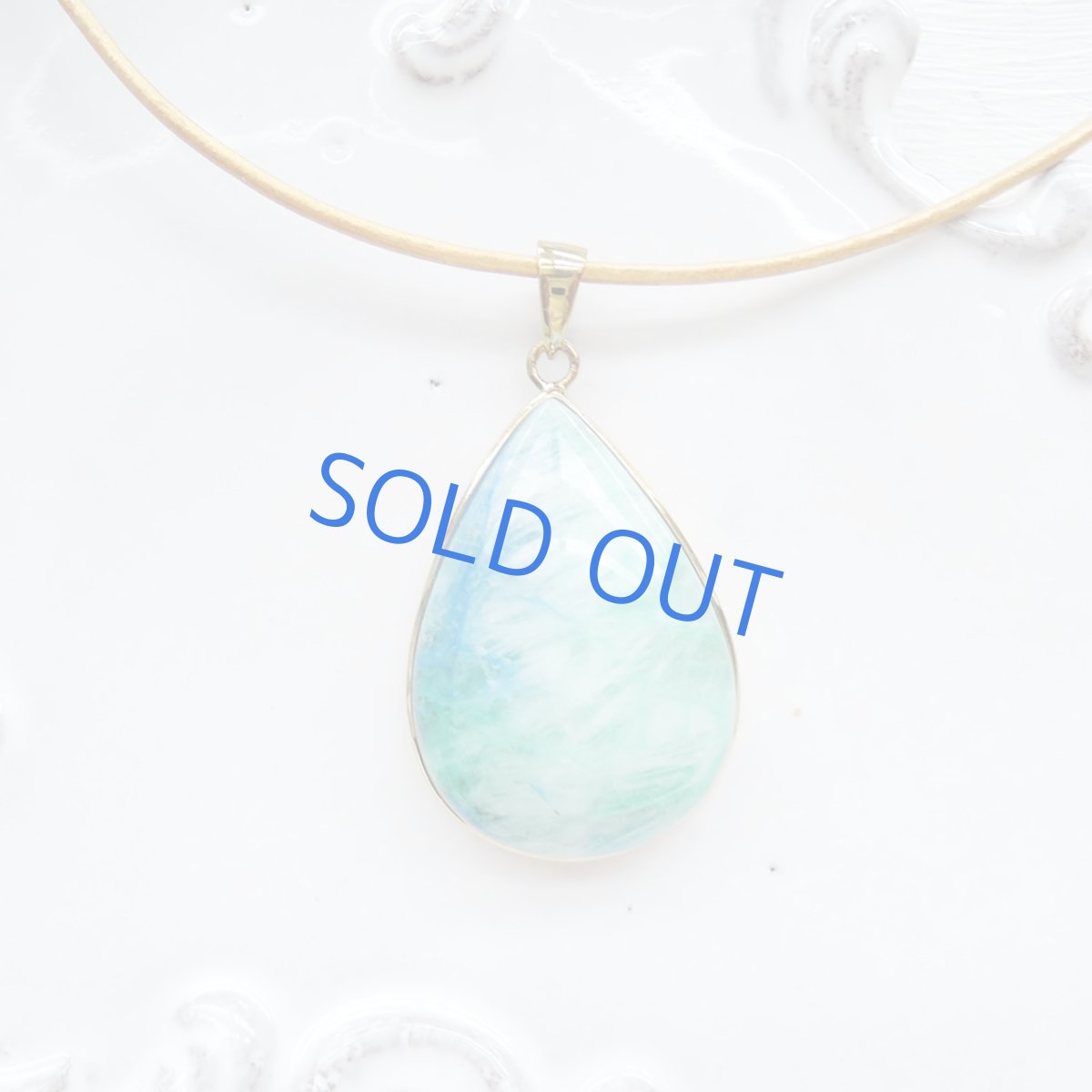 画像3: 【1点もの・B】希少石！超大粒　クァントムクアトロシリカ　ゴールド牛革コードロングネックレス (3)