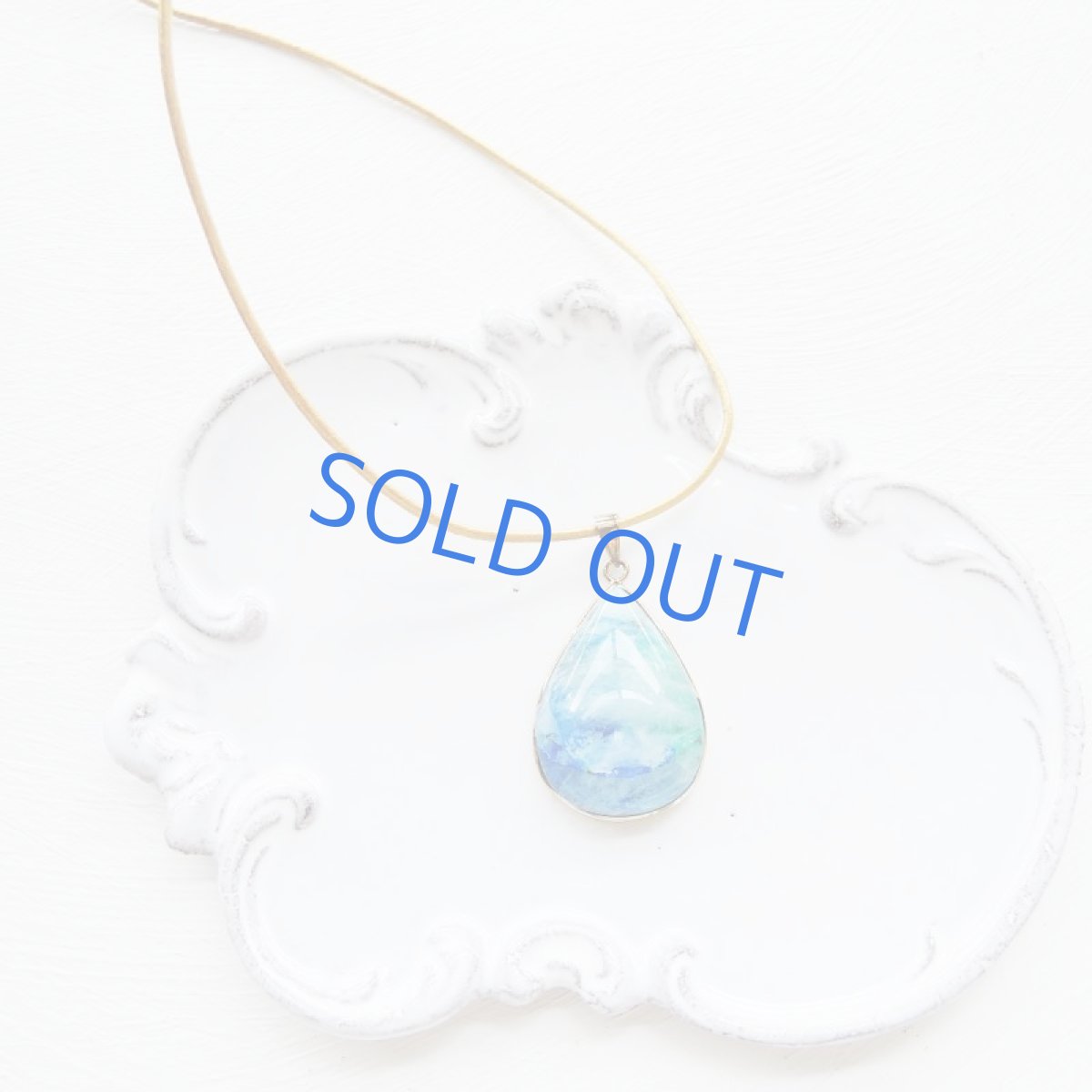 画像4: 【1点もの・A】希少石！超大粒　クァントムクアトロシリカ　ゴールド牛革コードロングネックレス (4)