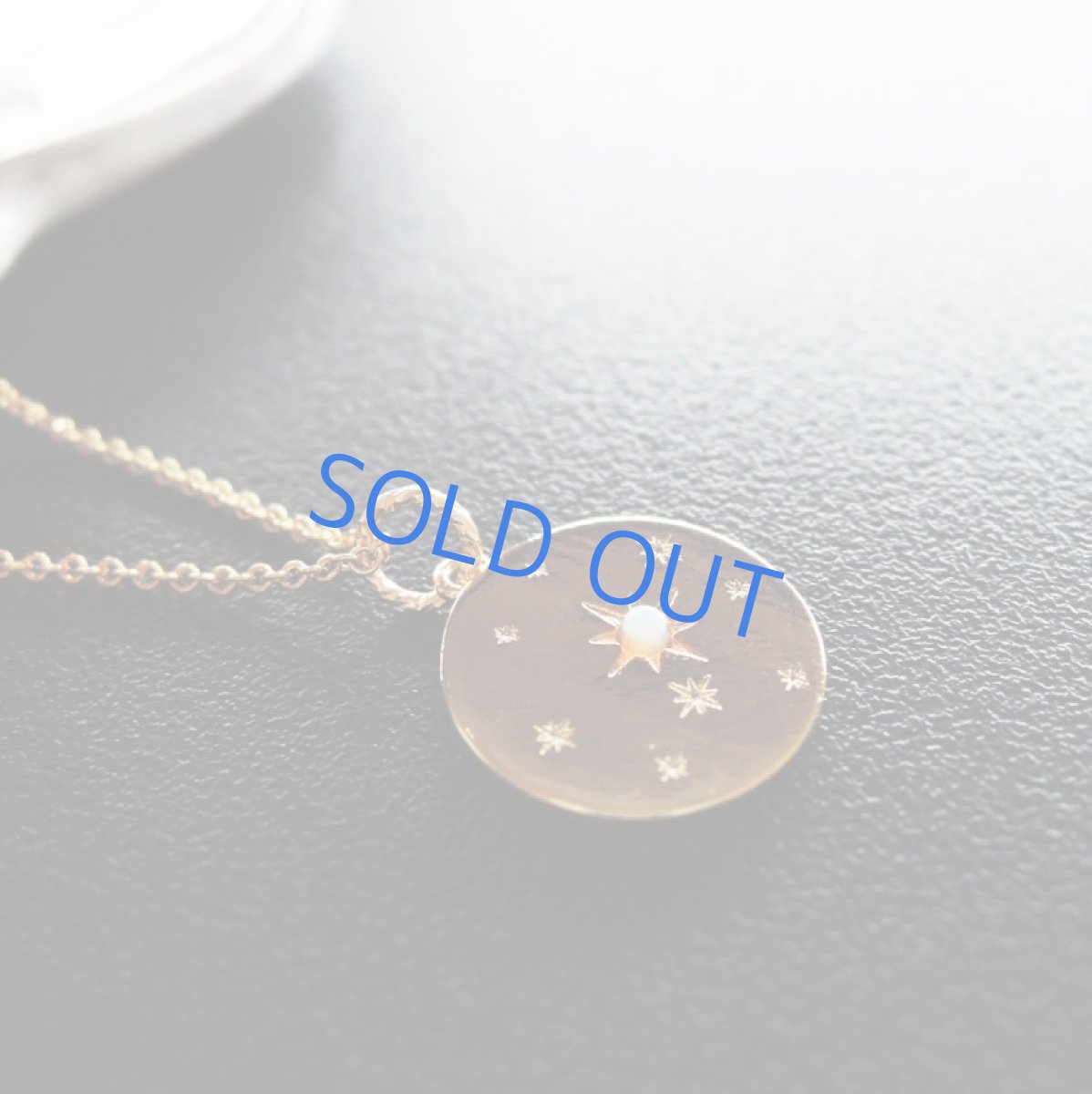 画像2: 残り1　輝くシリウス　オパールのゴールドチャーム　14kgfネックレス40cm (2)