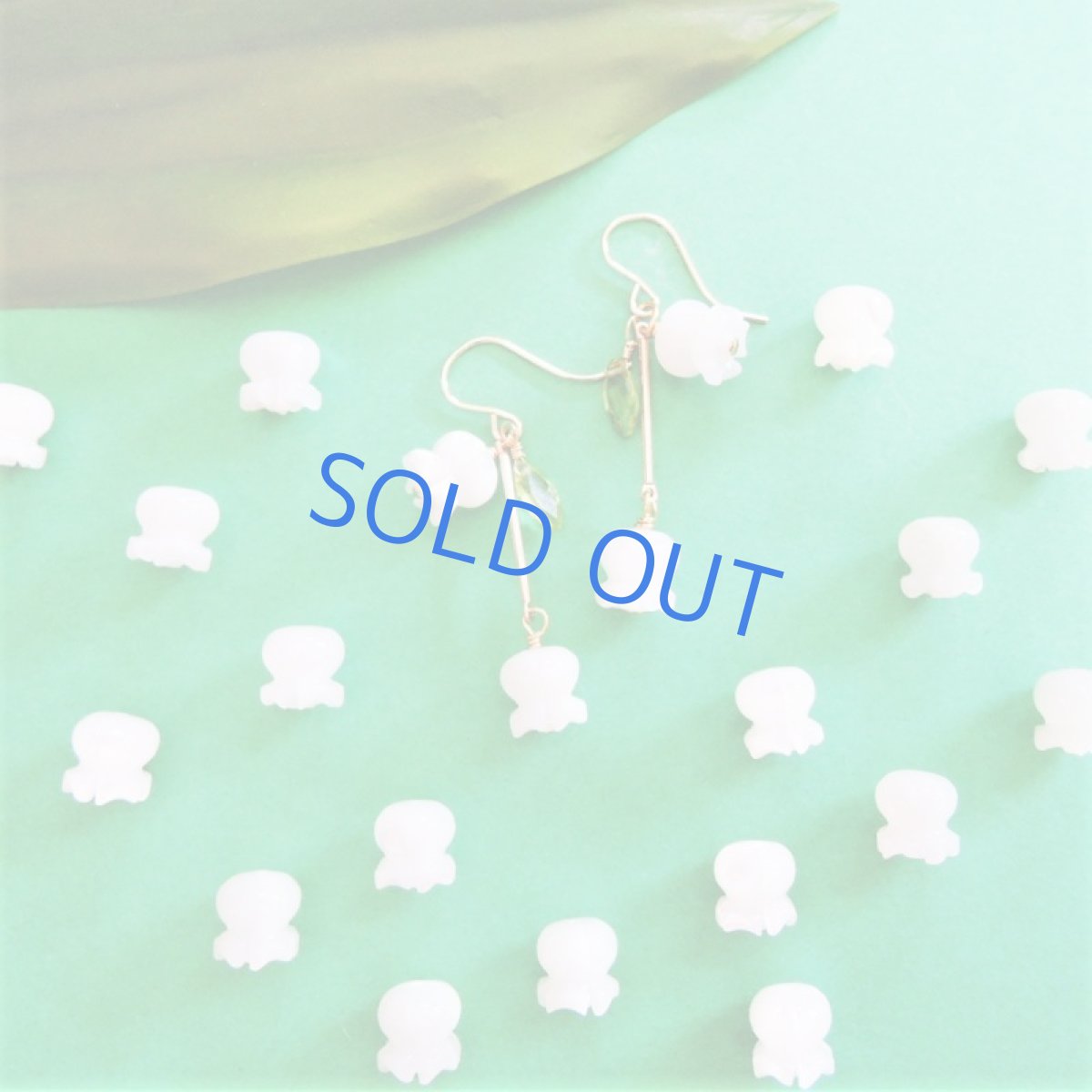 画像2: 【イヤリング変更可】白蝶貝 すずらん ペリドットリーフ付き 14KGFフックピアス (2)