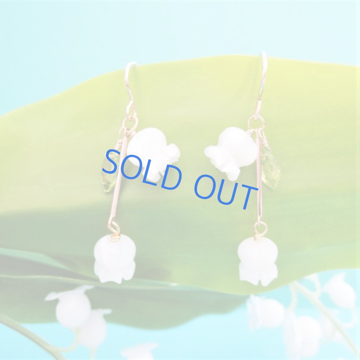 画像3: 【イヤリング変更可】白蝶貝 すずらん ペリドットリーフ付き 14KGFフックピアス (3)