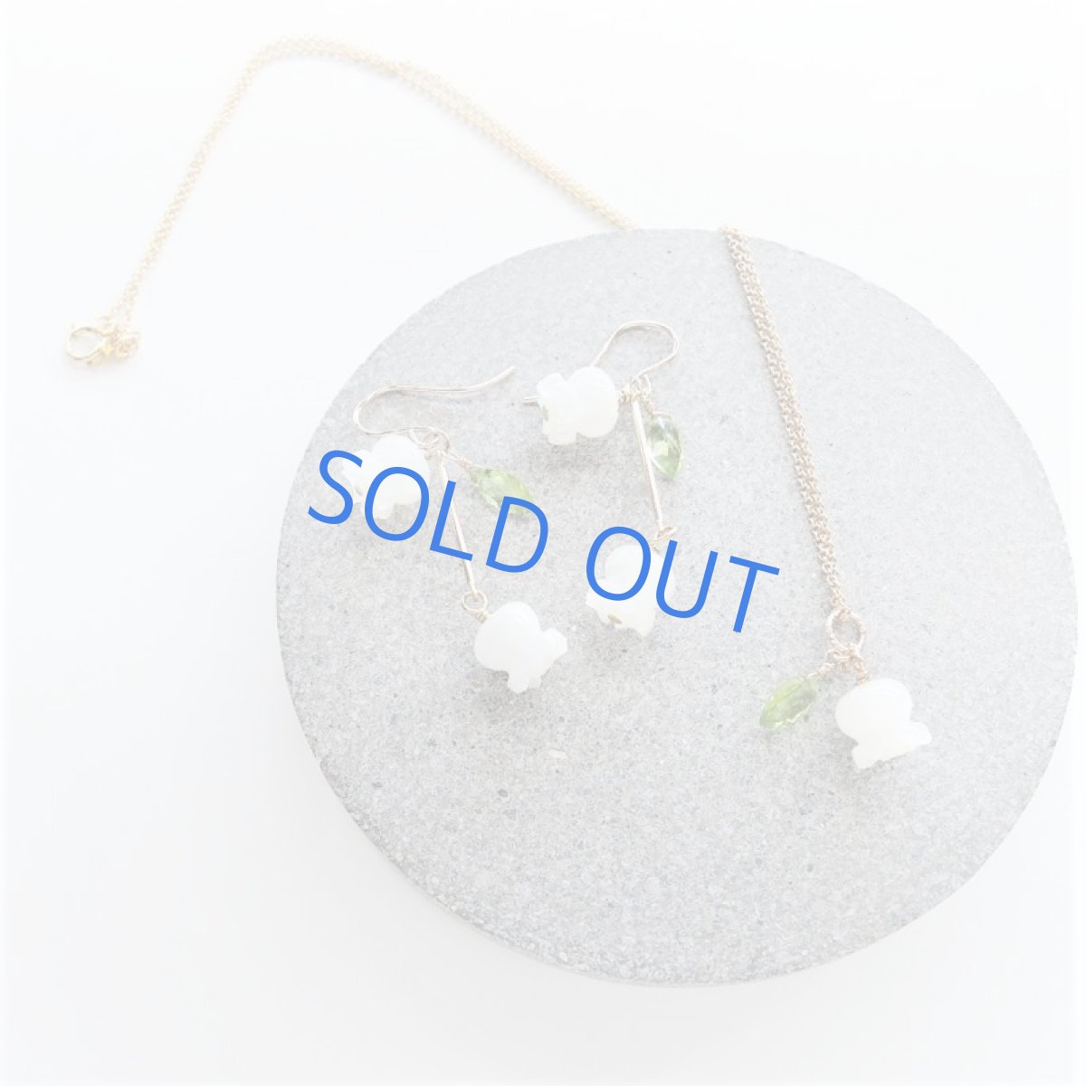 画像9: 【イヤリング変更可】白蝶貝 すずらん ペリドットリーフ付き 14KGFフックピアス (9)