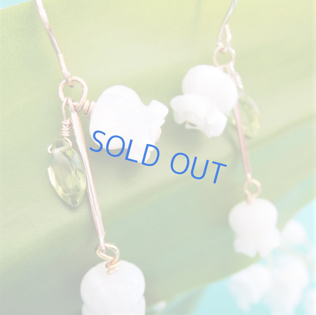 画像5: 【イヤリング変更可】白蝶貝 すずらん ペリドットリーフ付き 14KGFフックピアス (5)