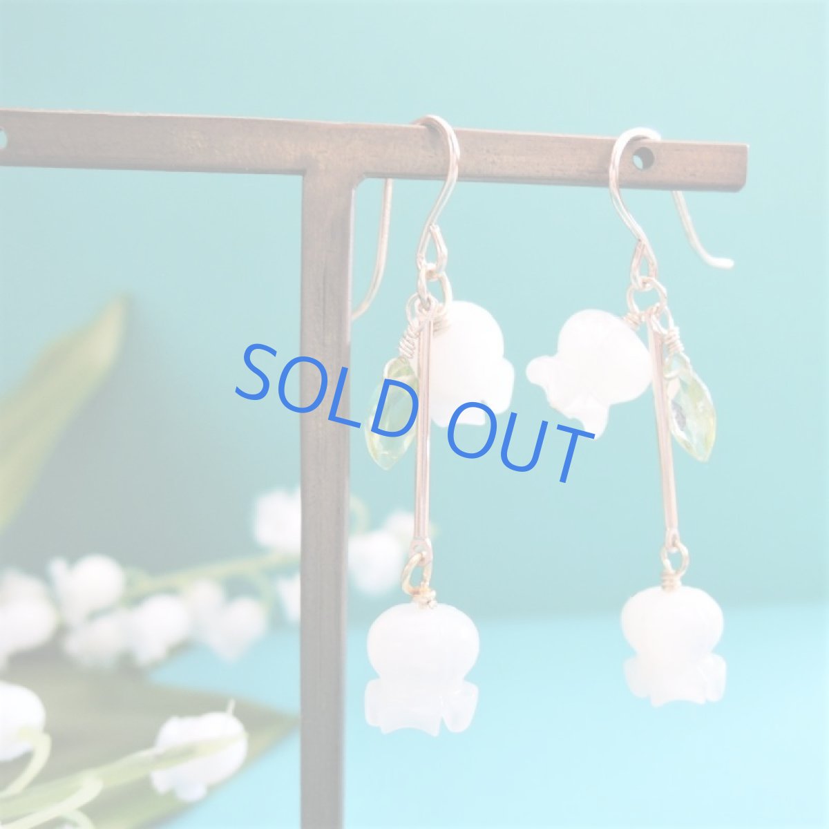 画像4: 【イヤリング変更可】白蝶貝 すずらん ペリドットリーフ付き 14KGFフックピアス (4)