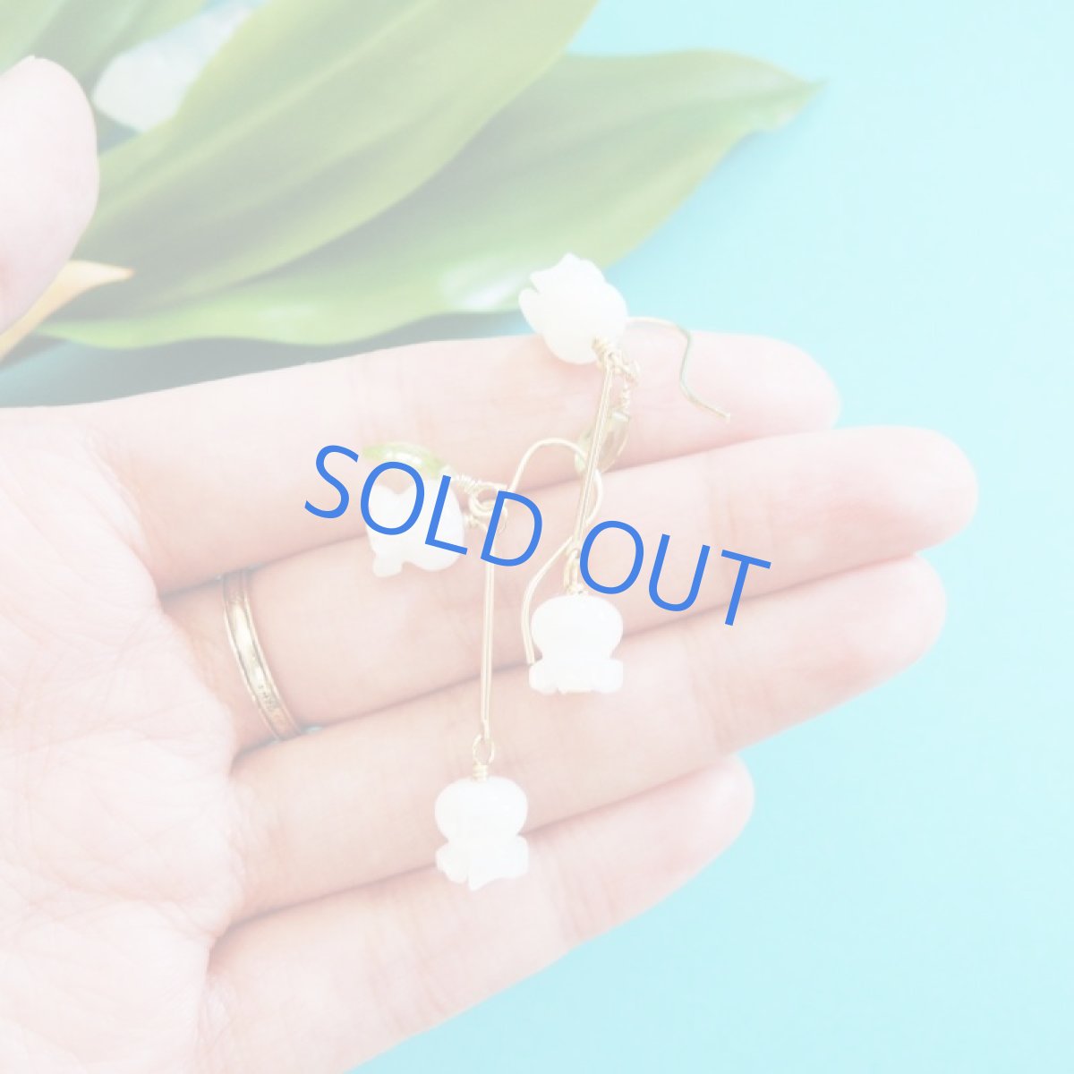 画像6: 【イヤリング変更可】白蝶貝 すずらん ペリドットリーフ付き 14KGFフックピアス (6)