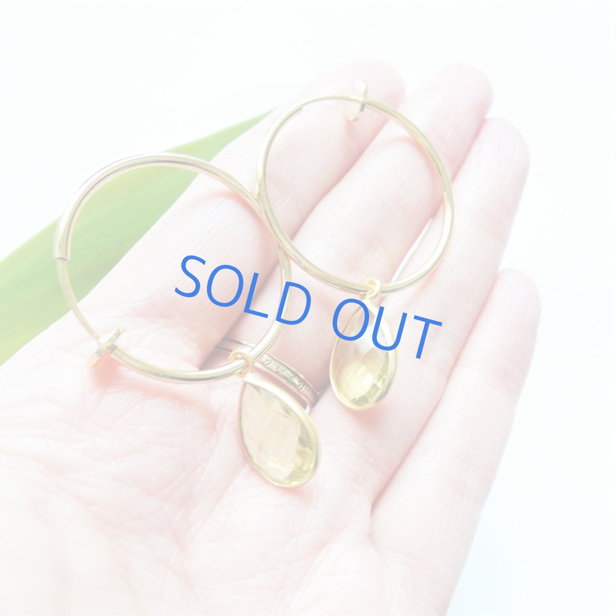 画像5: 【残り1・イヤリング変更可】グリーンゴールドレモンクォーツ　大粒ペアシェイプ　ゴールドフープ（チタンポスト） (5)