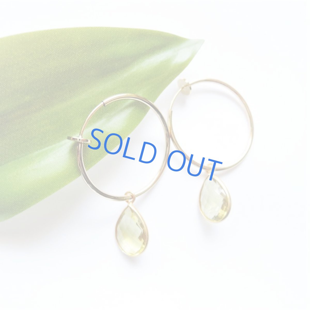 画像2: 【残り1・イヤリング変更可】グリーンゴールドレモンクォーツ　大粒ペアシェイプ　ゴールドフープ（チタンポスト） (2)