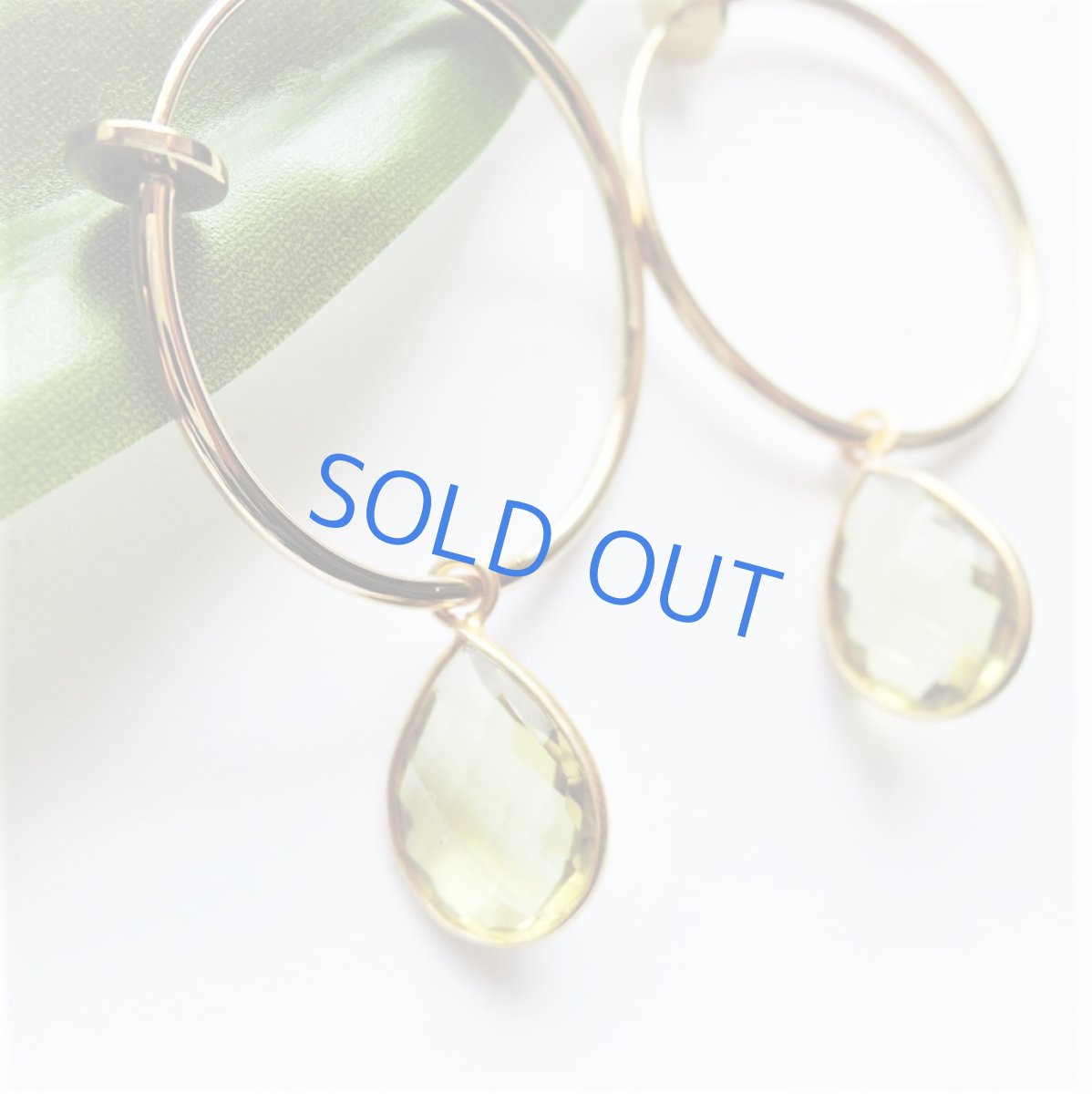 画像3: 【残り1・イヤリング変更可】グリーンゴールドレモンクォーツ　大粒ペアシェイプ　ゴールドフープ（チタンポスト） (3)