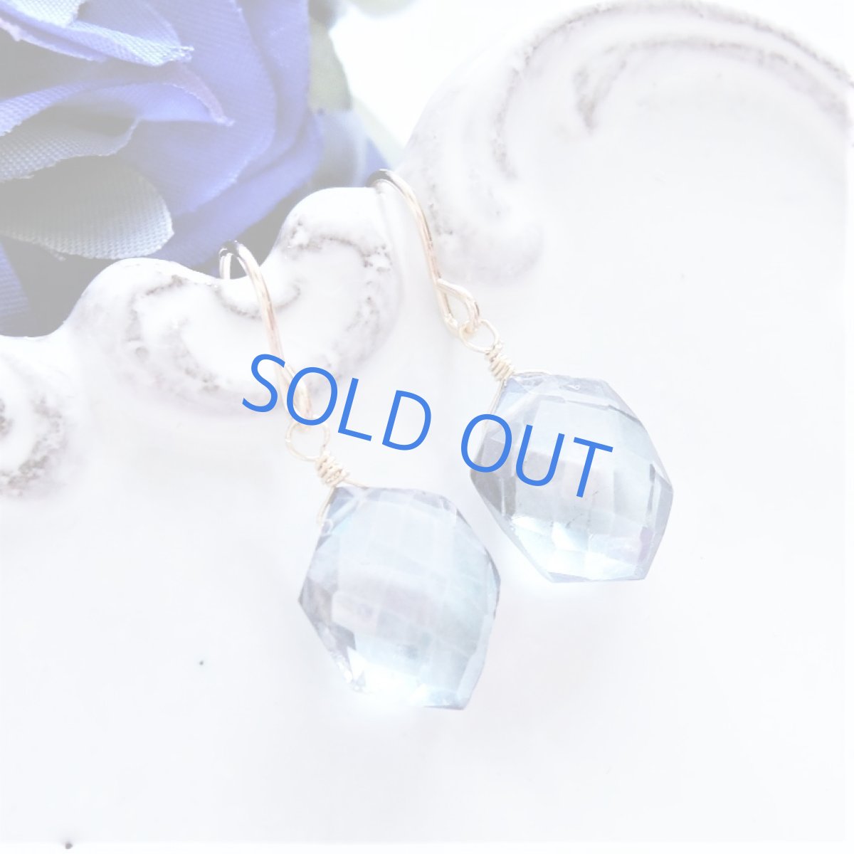 画像2: 【限定数・イヤリング変更可】紫陽花ブルー　ミスティックブルークォーツ　ヘキサゴン　14KGFフックピアス (2)