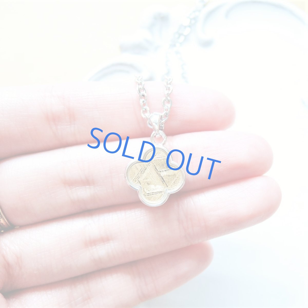 画像3: 【残り1】聖なる石　四つ葉　ゴールドカラー　ギベオン隕石　サージカルステンレスネックレス45cm (3)