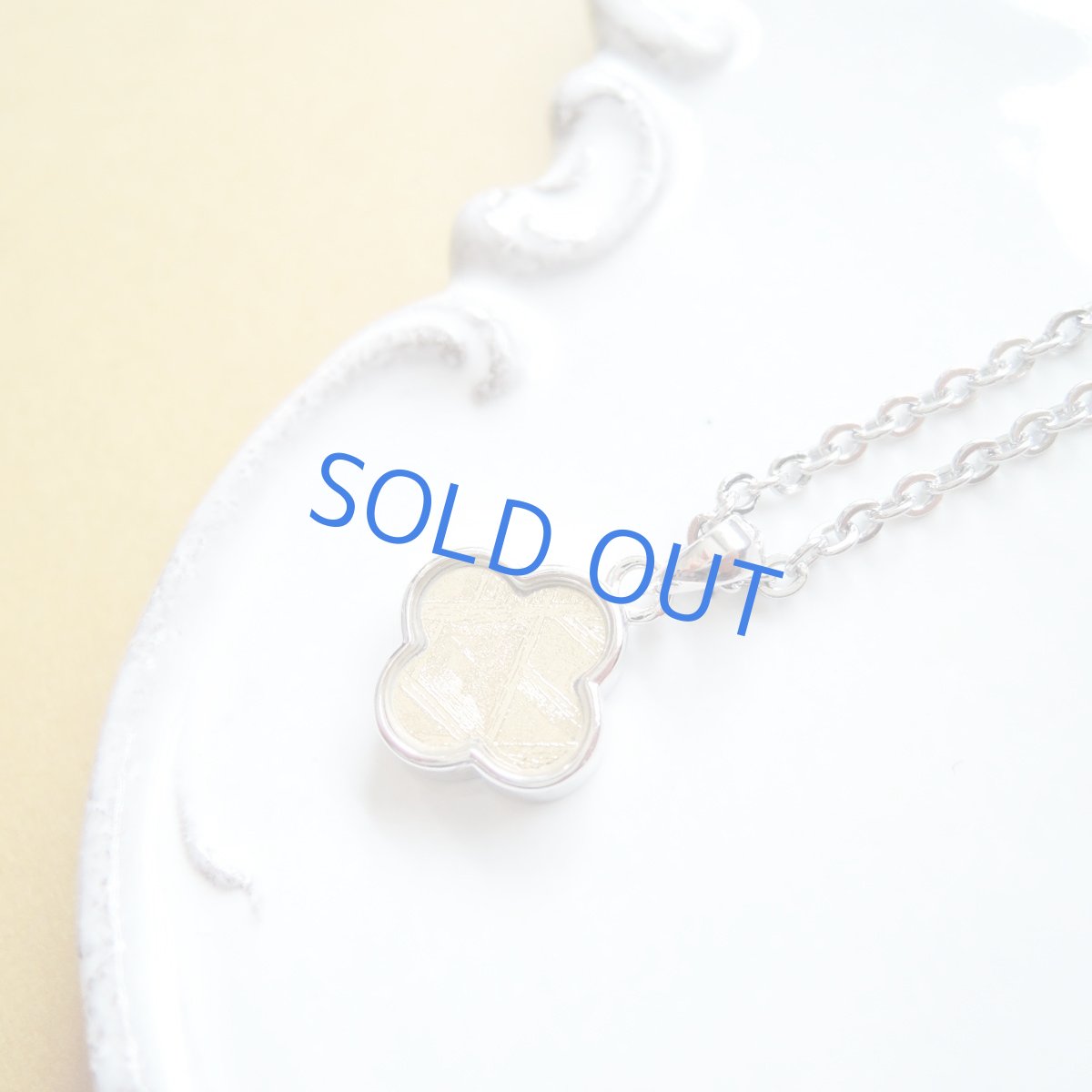 画像2: 【残り1】聖なる石　四つ葉　ゴールドカラー　ギベオン隕石　サージカルステンレスネックレス45cm (2)