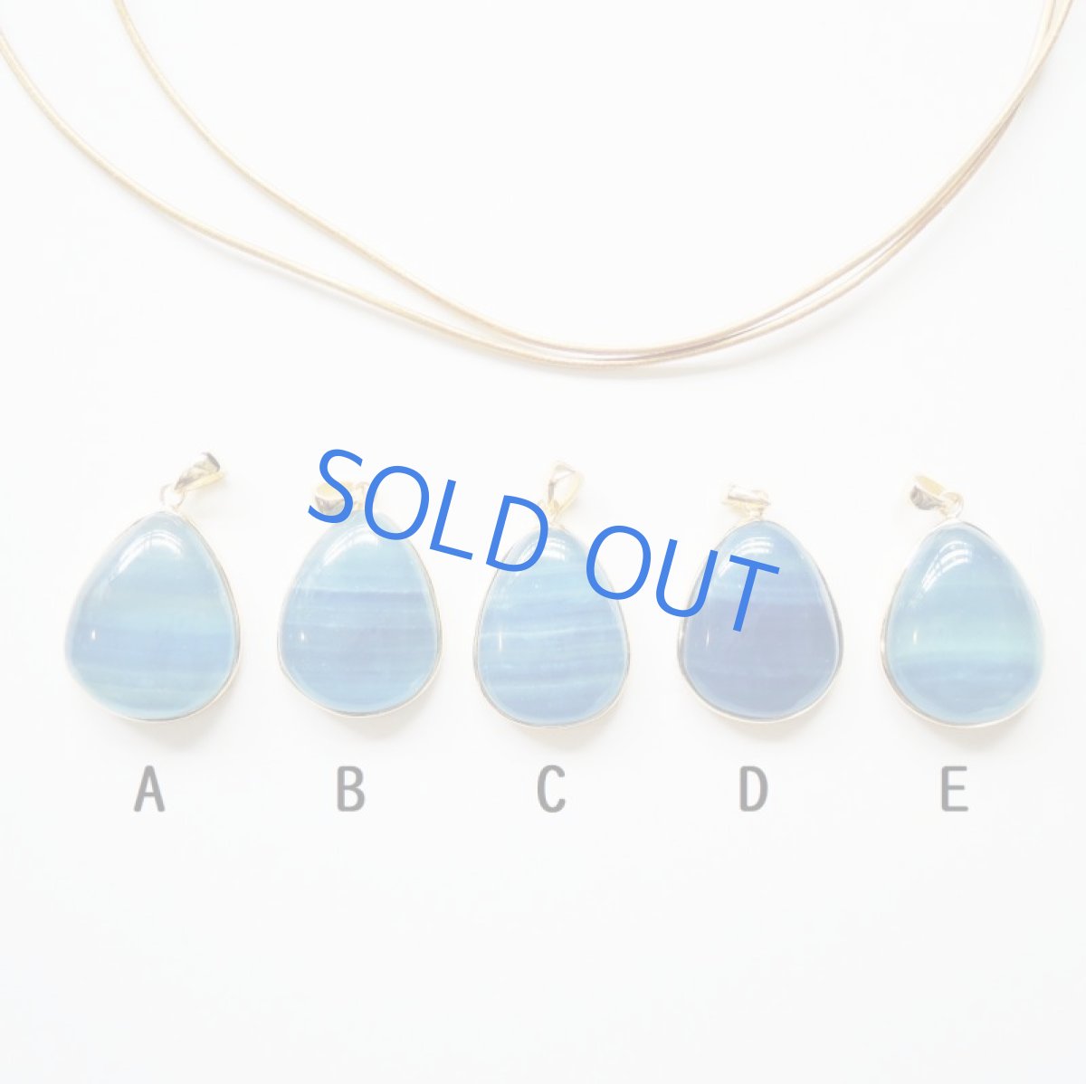 画像2: 【お届け粒D】天然ストライプ　超大粒　カルサイト　フレーム　革コードネックレス約85cm (2)