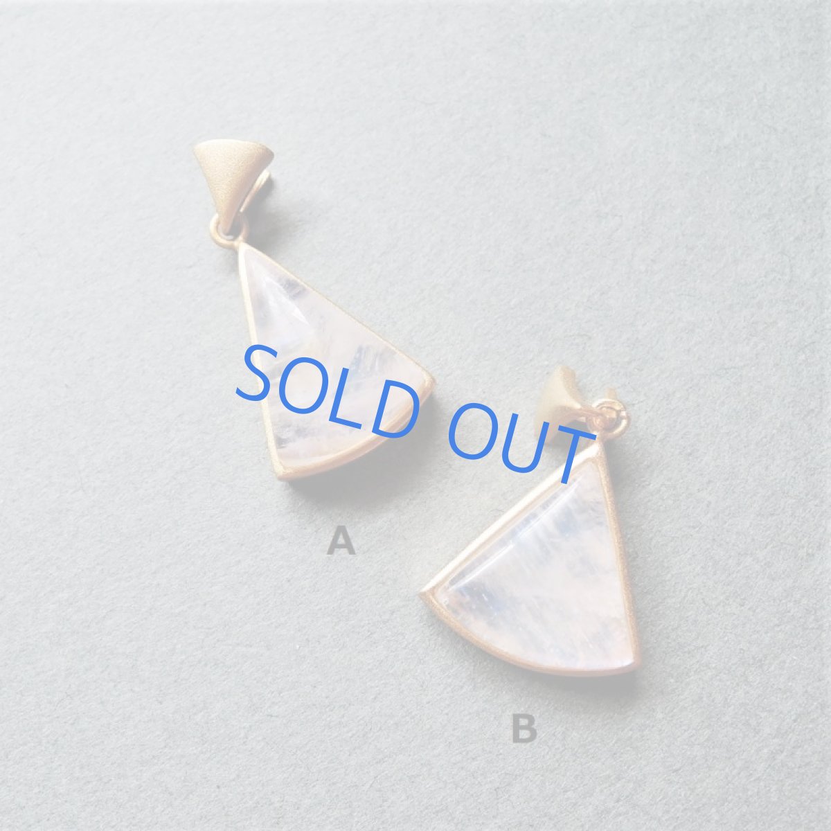 画像2: 【限定各１・残りAのみ】扇形　レインボームーンストーン　マットゴールドフレーム　14kgf40cm (2)