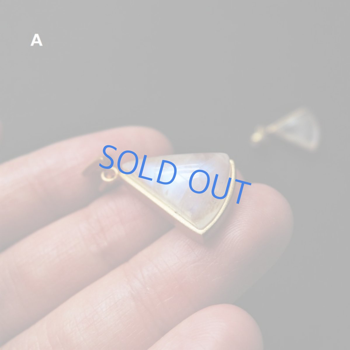 画像5: 【限定各１・残りAのみ】扇形　レインボームーンストーン　マットゴールドフレーム　14kgf40cm (5)