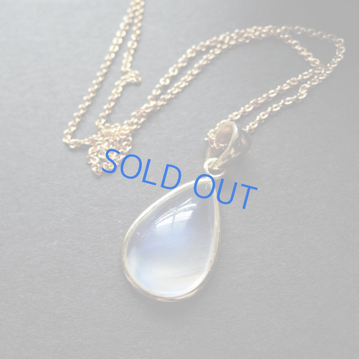 画像2: 【1点もの・ティアB】AAA　ロイヤルブルームーンストーン（ペリステライト）　カボションフレーム　14KGFネックレス40cm (2)