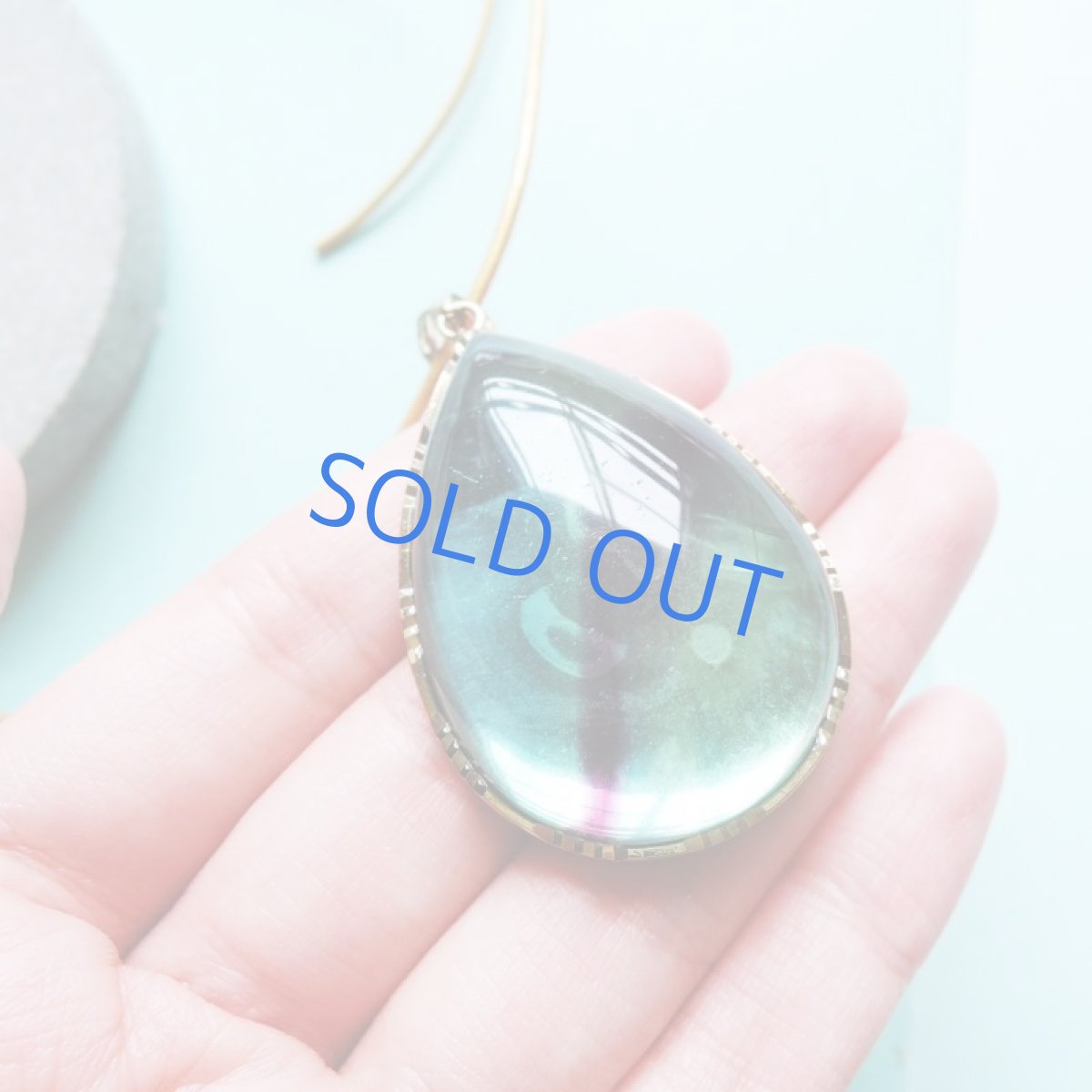 画像2: 【1点もの・セッティングA】超大粒　マルチフローライト　ペンダント　革コード約90センチネックレス (2)