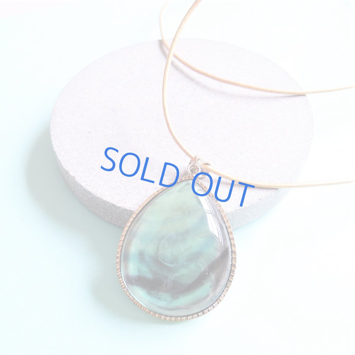 画像2: 【1点もの・セッティングB】超大粒　マルチフローライト　ペンダント　革コード約90センチネックレス (2)