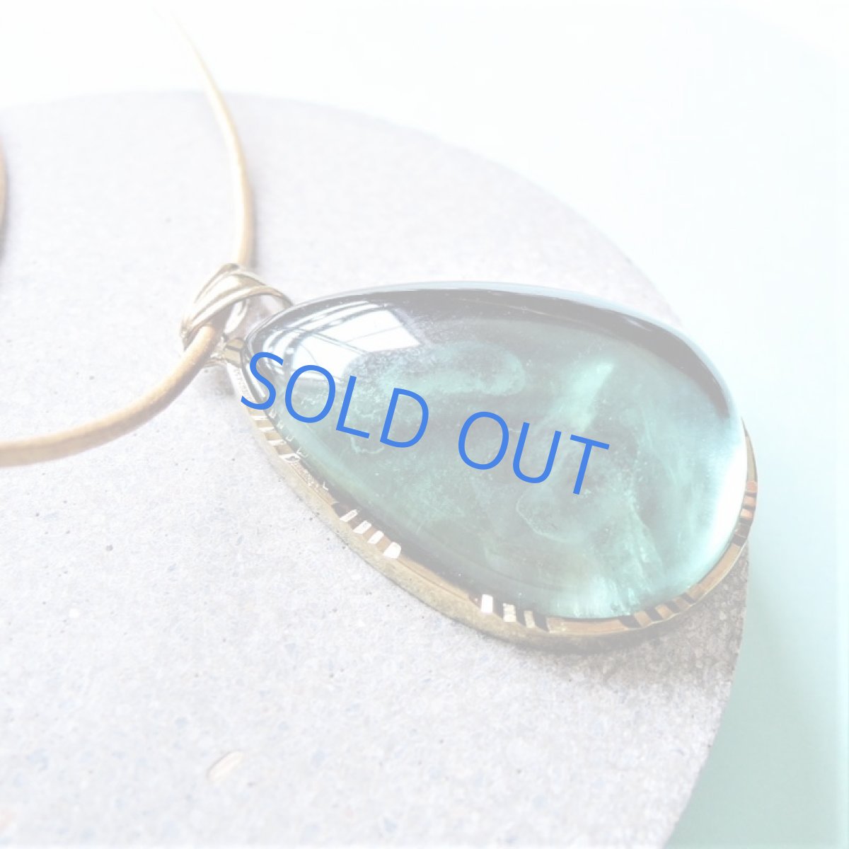 画像2: 【1点もの・セッティングD】超大粒　マルチフローライト　ペンダント　革コード約90センチネックレス (2)