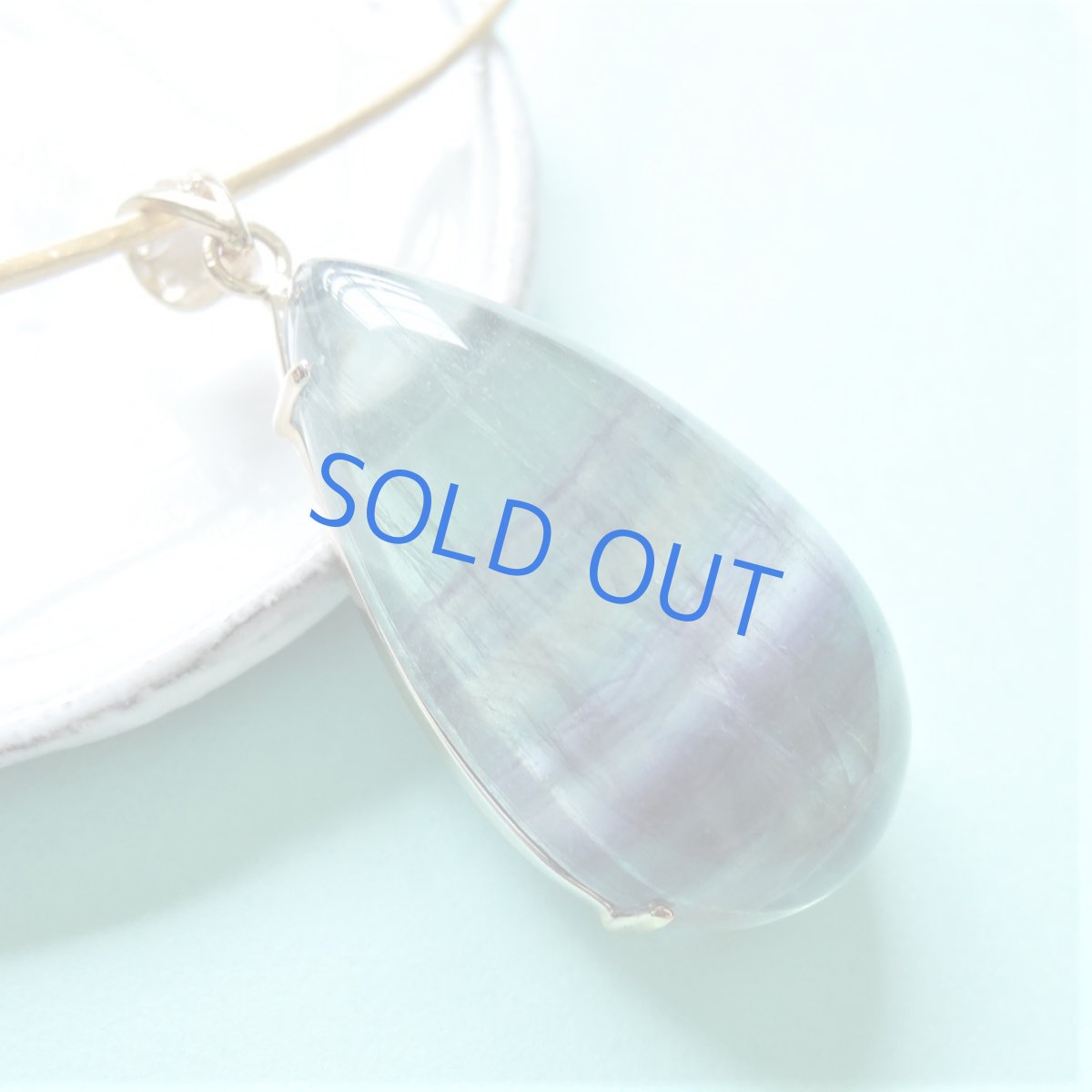 画像2: 【1点もの・フレームF】超大粒　マルチフローライト　ペンダント　革コード約90センチネックレス (2)