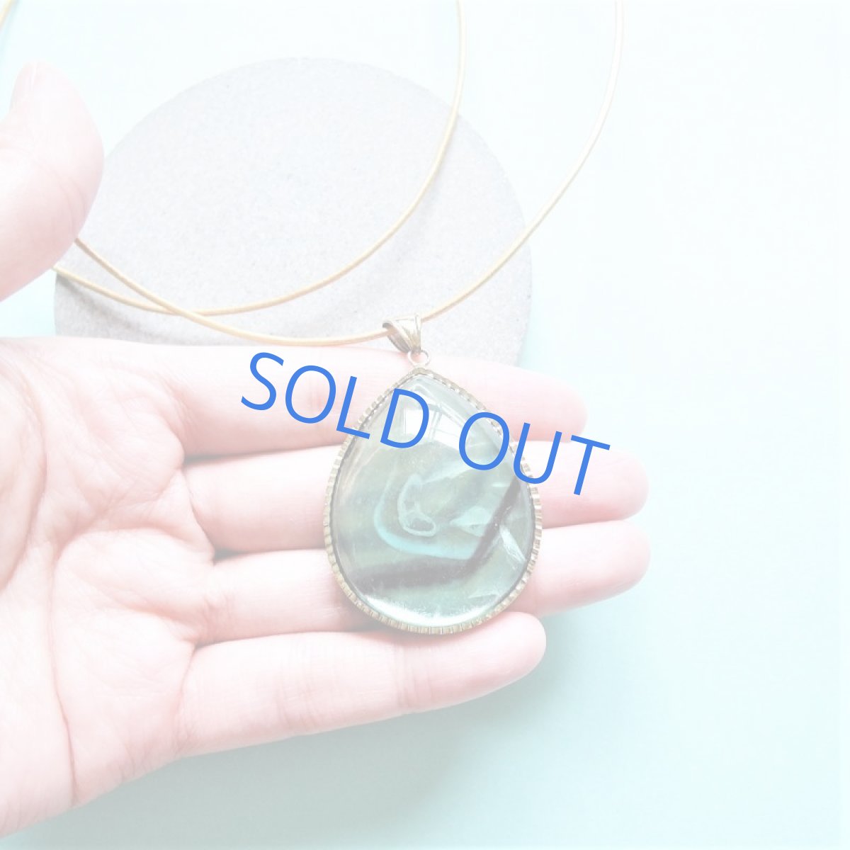 画像4: 【1点もの・セッティングB】超大粒　マルチフローライト　ペンダント　革コード約90センチネックレス (4)