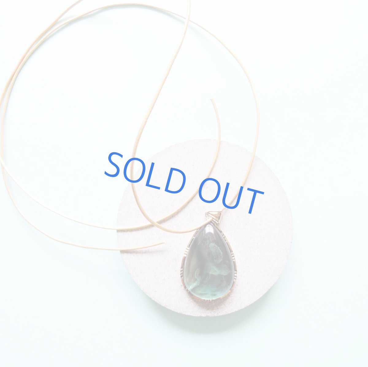 画像4: 【1点もの・セッティングD】超大粒　マルチフローライト　ペンダント　革コード約90センチネックレス (4)