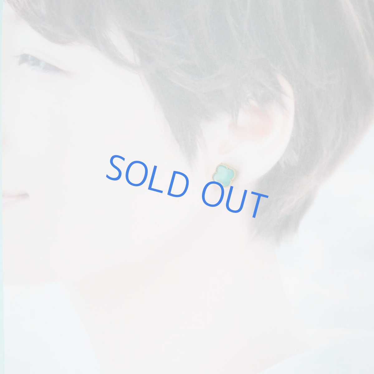 画像5: 【残り1再入荷!】ネオンブルーアマゾナイト クローバー フレームピアス(18KGP) (5)