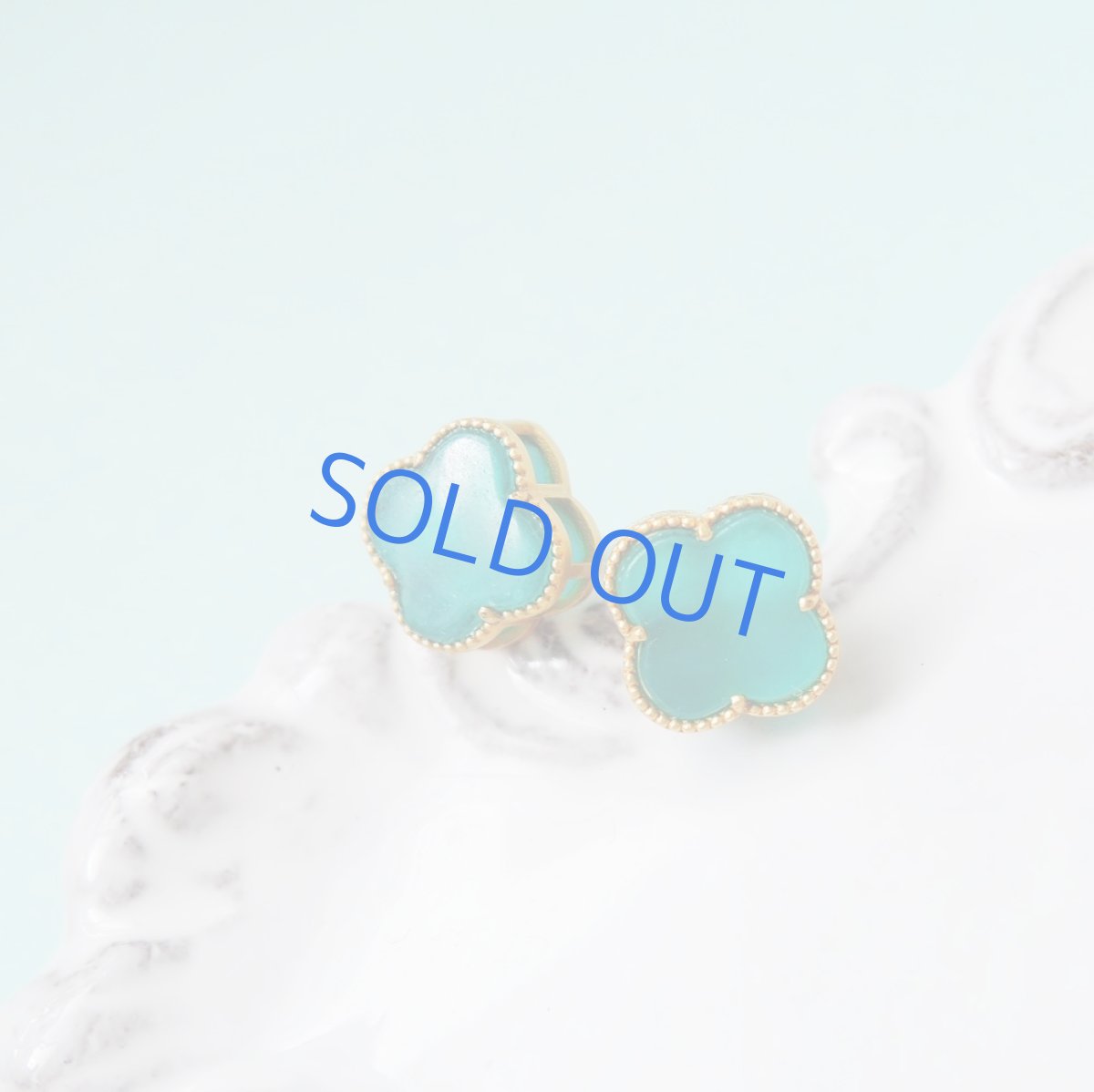 画像3: 【残り1再入荷!】ネオンブルーアマゾナイト クローバー フレームピアス(18KGP) (3)