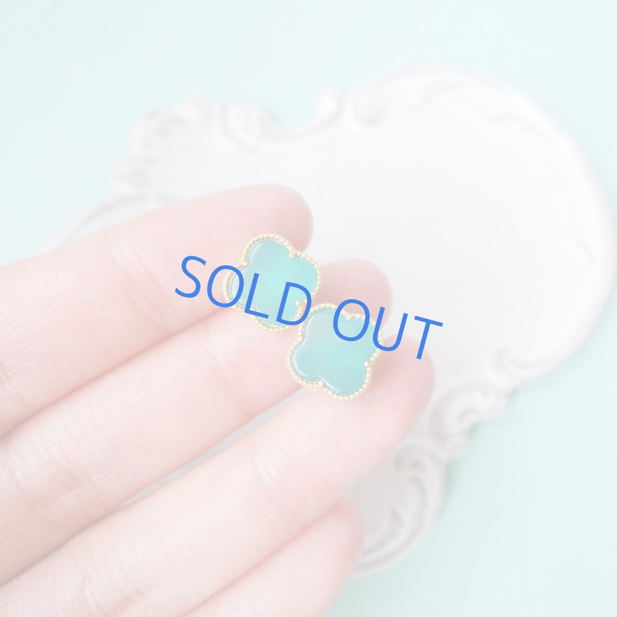 画像2: 【残り1再入荷!】ネオンブルーアマゾナイト クローバー フレームピアス(18KGP) (2)