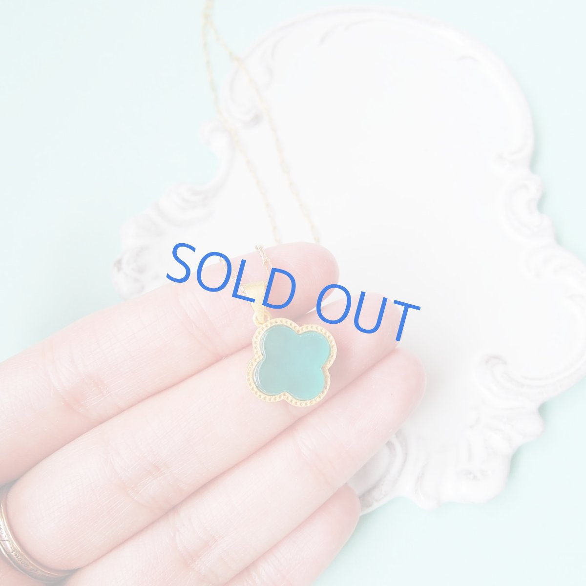 画像3:  【残り1】ネオンブルーアマゾナイト クローバー フレーム 14KGF40cmネックレス (3)