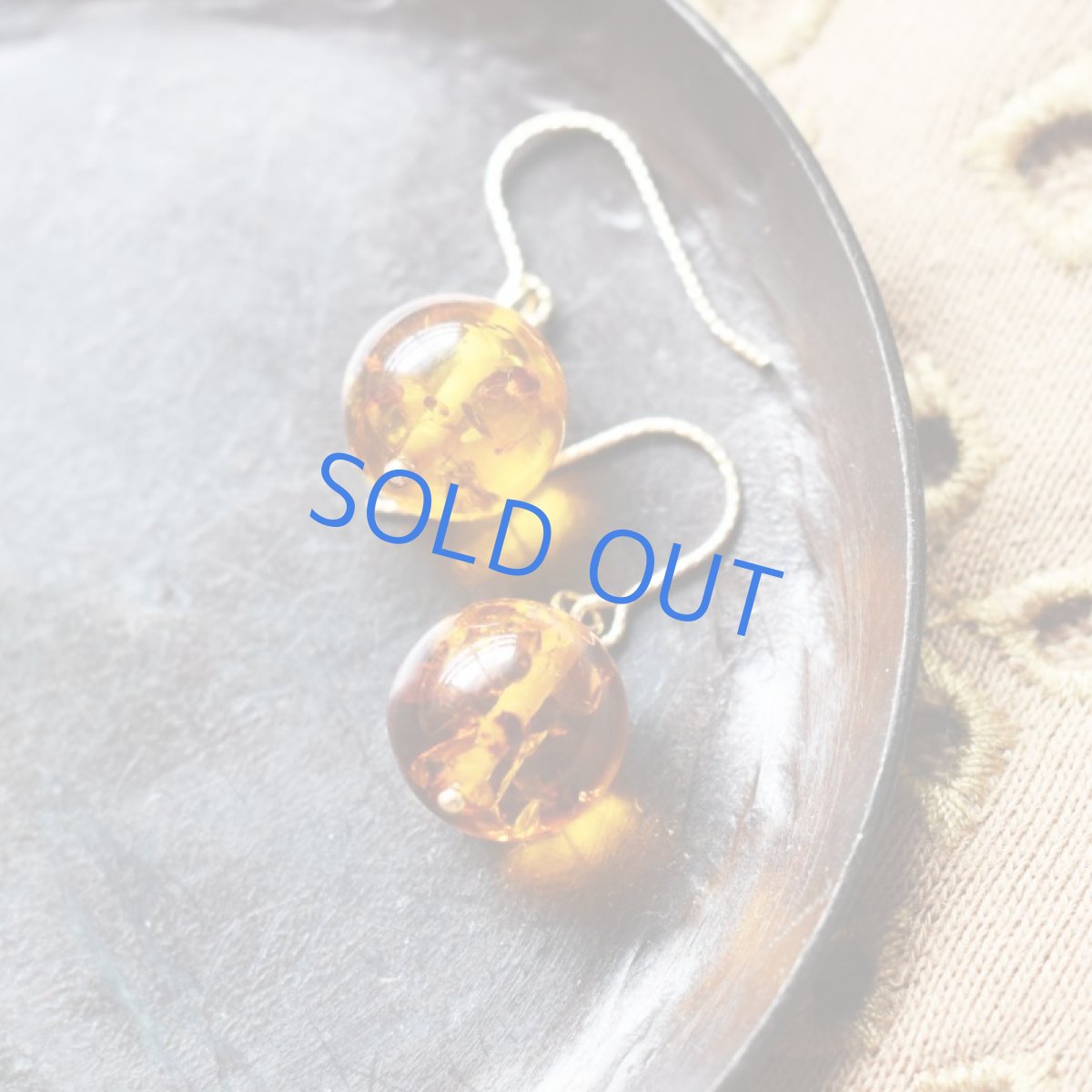 画像8: 【新型再入荷！・イヤリング変更可】大粒　バルティックアンバー(琥珀）ラウンド　一粒　サージカルステンレスピアス  (8)