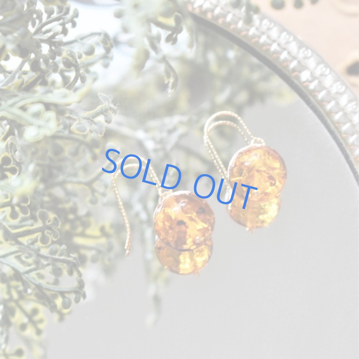 画像2: 【新型再入荷！・イヤリング変更可】大粒　バルティックアンバー(琥珀）ラウンド　一粒　サージカルステンレスピアス  (2)